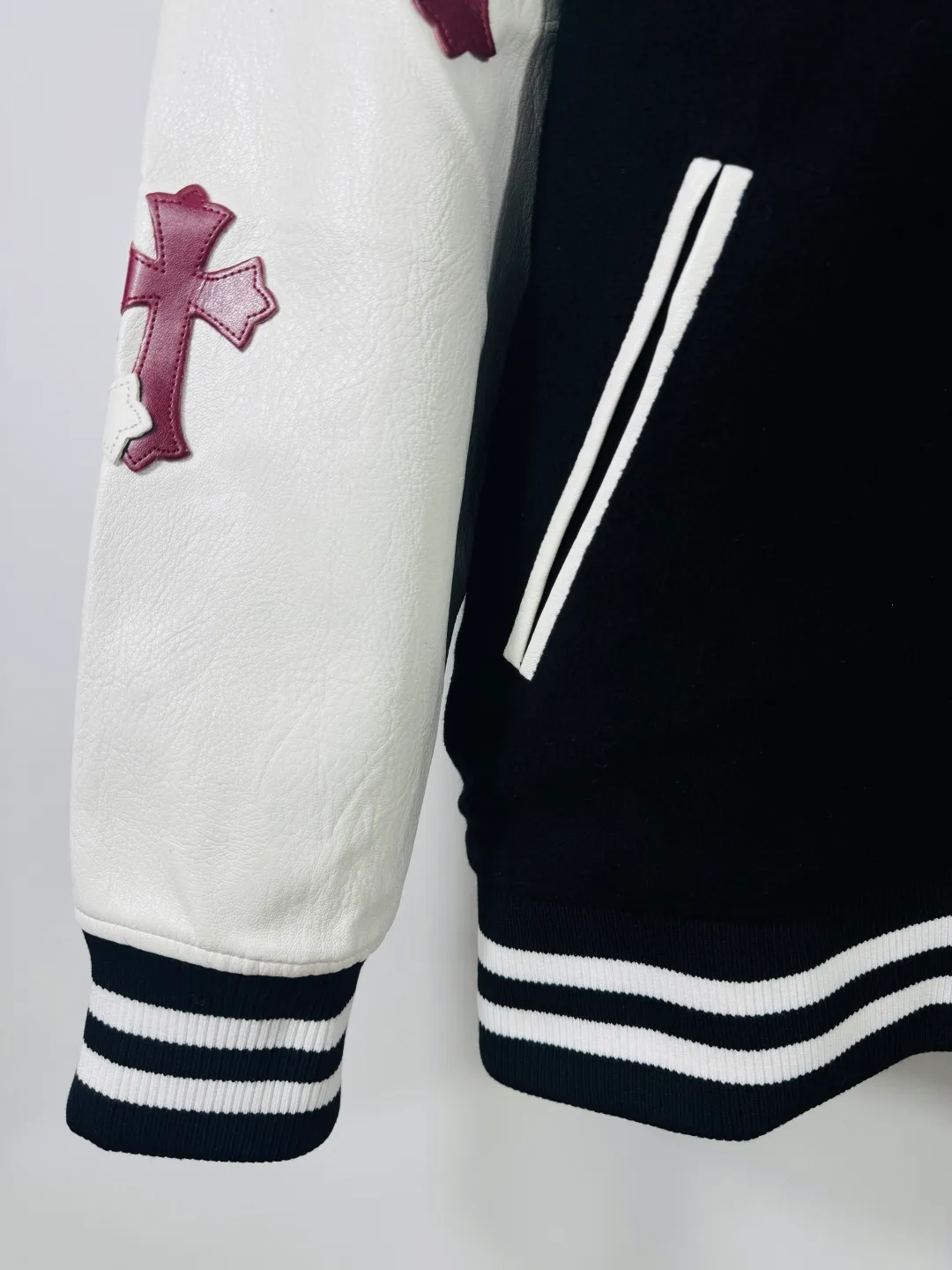 P520 top version 🐮 Real shot without P, ​​different from market products] Chrome Hearts 🍁Winter clothing is coming🍁 Sanskrit cross woolen leather sleeves spliced ​​baseball embroidered cotton jacket, heavy embroidery ➕ both sleeves and whole leather, counter synchronization, heavy industry! ! Customized version of thickened woolen fabric, silk lining, customized version of hardware, not the ordinary version on the market! ! Recommended color: wool with leather Code numbers: S, M, L, XL